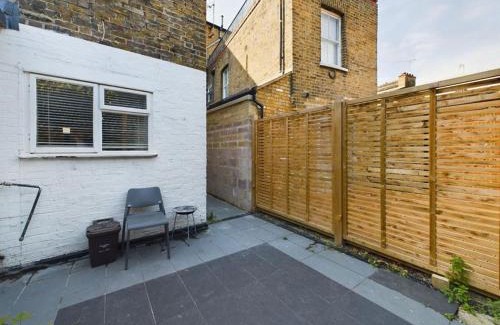 Elephant and Castle Apartment | Luxury 4-Bedroom Modern Flat in Central London Steps from Station, Sleeps 9 in Style!