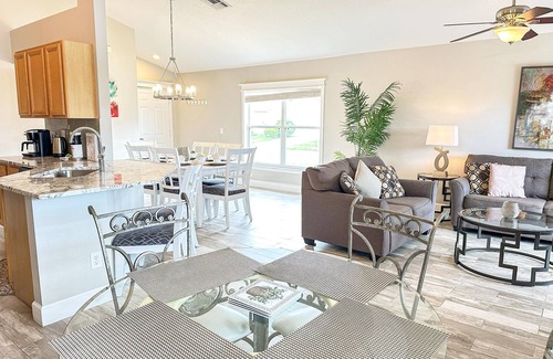 Solana Villa | Luxury 4 bedrooms pool home with clubhouse