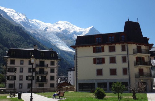 Chamonix City Centre Apartment | LUXURY 4 ROOM DUPLEX, GARDEN, FULL CENTER CHAMONIX, 4 STARS
