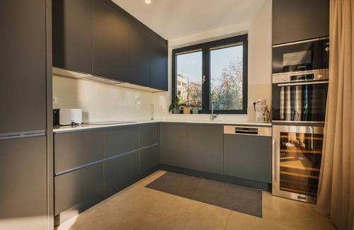 Grabri Villa | Luxury 4BD villa for 8 with pool, jacuzzi, sauna, gym, bocci and basketball
