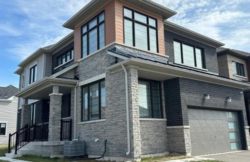 Thorold House | Luxury 4BR Family Retreat in Thorold, Just 10 Mins from Niagara Falls & Wineries Free Parking