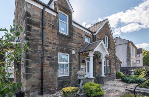 Bonnybridge Villa | Luxury 4BR, Free Parking, Near Beach, Sleeps 8