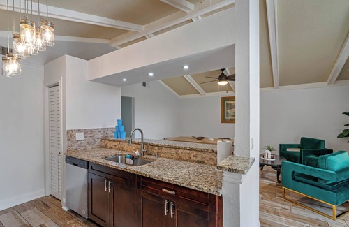 Temple Terrace Apartment | Luxury 5 BDRM Home | Stunning Pool & Huge Backyard