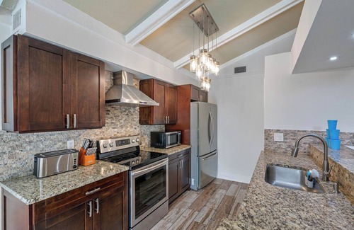 Temple Terrace Apartment | Luxury 5 BDRM Home | Stunning Pool & Huge Backyard