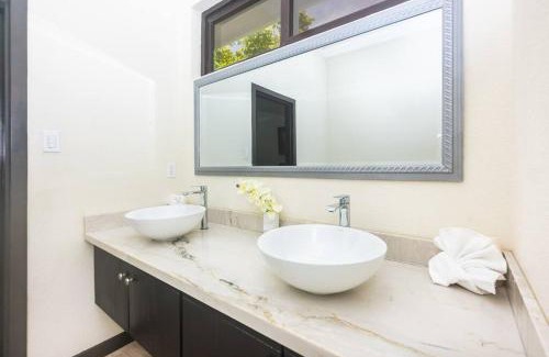 Antoneys Cay Villa | luxury 5 Bdrms-5 Bthms villa with private pool in west end