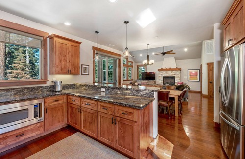 Truckee House | Luxury 5 Bed/4 Baths Tahoe Donner Cabin with Tesla Wall Charger/J1772 Adapter