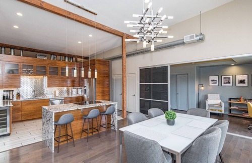 East Side Pioneers Condo | Luxury 5 Bedroom 3.5 bath Downtown Condo