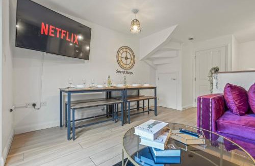 Birmingham City Centre Apartment | Luxury 5 bedroom House With FREE Parking and Pool Table