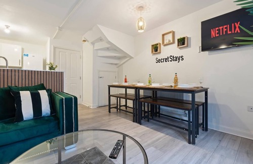 Birmingham City Centre House | Luxury 5 bedroom Townhouse with pool table and FREE Parking