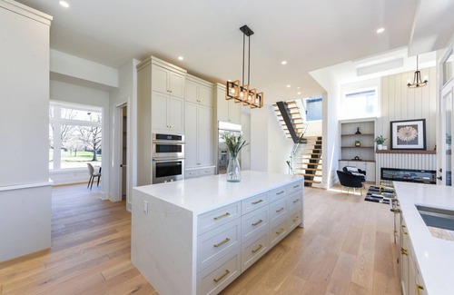 Burlington House | Luxury 5 BR, Gym, Sauna, Thtr, OD FP & Ktcn, Lake
