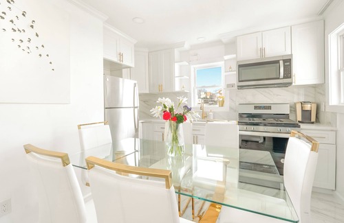 Bryn Mawr House | Luxury 5BR 2BA Spacious Home NYC Free Parking + Office