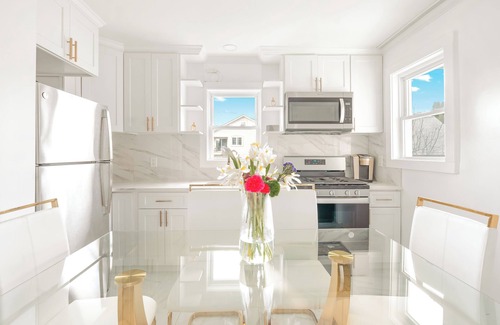 Bryn Mawr House | Luxury 5BR 2BA Spacious Home NYC Free Parking + Office