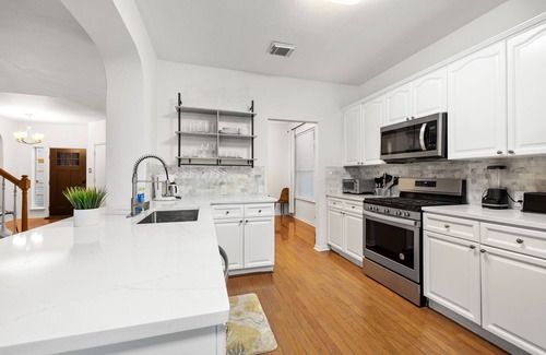 Scofield Farms House | Luxury 5BR, 3BA Austin Retreat ~ Pool~ Parkingn