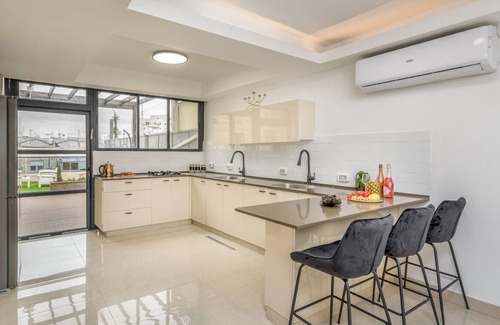 Nachlaot Apartment | Luxury 5BR Huge Oasis by the Shuk