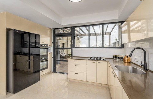 Nachlaot Apartment | Luxury 5BR Huge Oasis by the Shuk