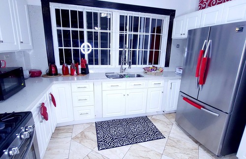 Eastwood Park House | Luxury 5BR In Central Halfway Tree @Kingston Manor