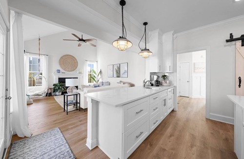 Wilmington House | Luxury 5BR Sleeps 14 Pool Hot Tub 2mi to Beach