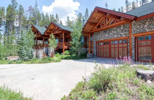 The Highlands House | Luxury 6 Bedroom Home with View, 2 firepits, close to hiking trails and gondola