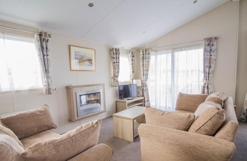 Hunstanton House | Luxury 6 berth lodge with decking at Manor Park in Hunstanton ref 23205K