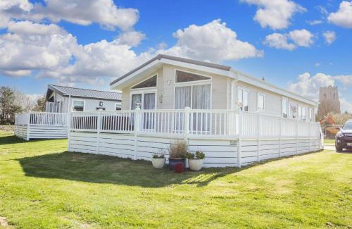 Hopton Cabin | Luxury 6 Berth Lodge With Wifi At Broadland Sands In Suffolk Ref 20011Cv
