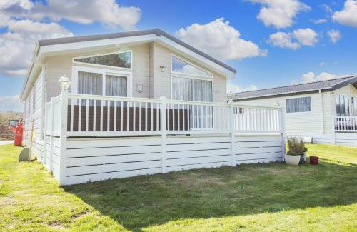 Hopton Cabin | Luxury 6 Berth Lodge With Wifi At Broadland Sands In Suffolk Ref 20011Cv