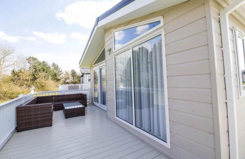 Hopton Cabin | Luxury 6 Berth Lodge With Wifi At Broadland Sands In Suffolk Ref 20011Cv