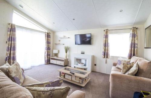 Hopton Cabin | Luxury 6 Berth Lodge With Wifi At Broadland Sands In Suffolk Ref 20011Cv