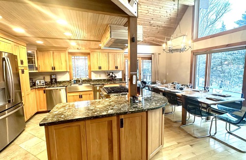 Killington House | Luxury 6 BR, 3BA hot tub, deck and yard! Air Conditioning, grill, CEDARWALK