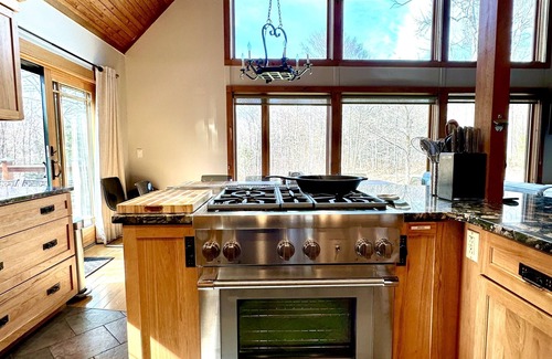 Killington House | Luxury 6 BR, 3BA hot tub, deck and yard! Air Conditioning, grill, CEDARWALK