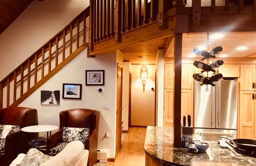 Killington House | Luxury 6 BR, 3BA hot tub, deck and yard! Air Conditioning, grill, CEDARWALK