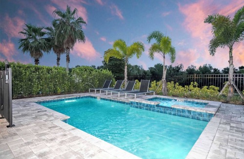 Reunion House | Luxury 6BR/5.5BA Villa Near Disney – Private Pool, Game Room & Family Retreat