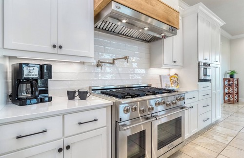 Walla Walla House | Luxury 6BR 5BA Walla Walla Estate | Heated Pool, Jacuzzi, Sauna & Theater