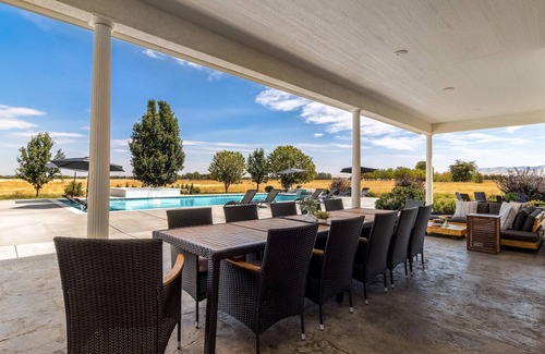 Walla Walla House | Luxury 6BR 5BA Walla Walla Estate | Heated Pool, Jacuzzi, Sauna & Theater