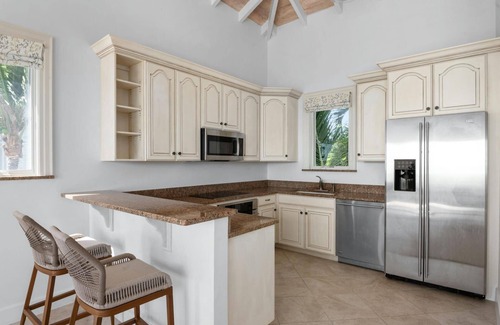 Long Bay Hills Villa | Luxury 7BR Beachfront Villa, Pool, Hot Tub, Gym & Games – Long Bay