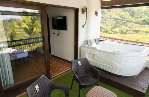 El Penol House | Luxury 9-Bedrooms Villa in Guatape Col