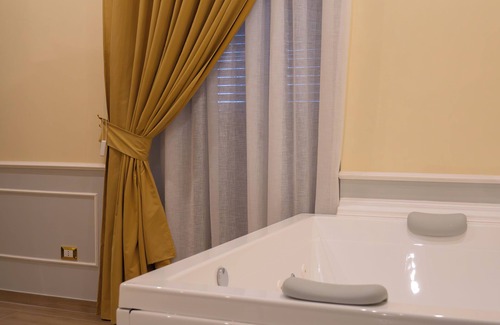 Taranto Apartment | Luxury Acclavio Apartments Gold with hot tub and balconies