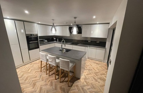 Mumbles House | Luxury and Modern property with panoramic sea views and hot tub