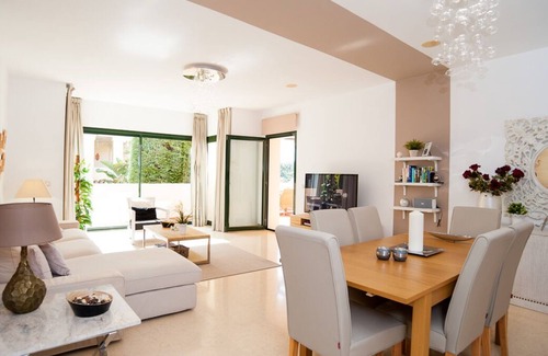 Benahavis Apartment | Luxury apartment 4 pers, quiet location with golf view, near Puerto Banus