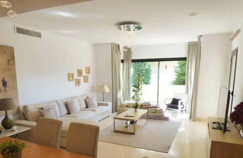 Benahavis Apartment | Luxury apartment 4 pers, quiet location with golf view, near Puerto Banus