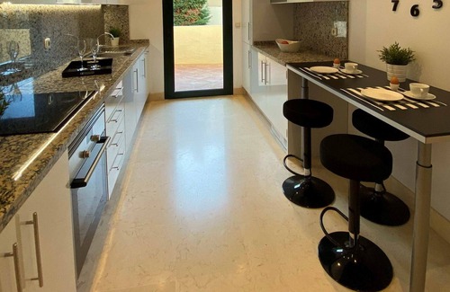 Benahavis Apartment | Luxury apartment 4 pers, quiet location with golf view, near Puerto Banus