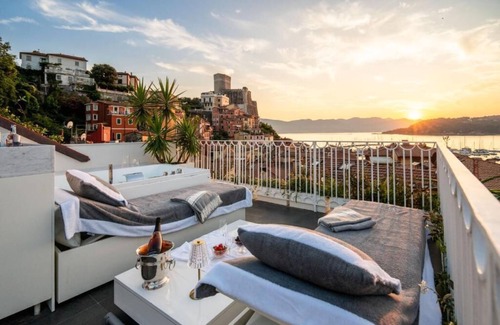 Lerici Apartment | Luxury apartment a stone's throw from the sea with terrace with Jacuzzi.