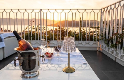 Lerici Apartment | Luxury apartment a stone's throw from the sea with terrace with Jacuzzi.