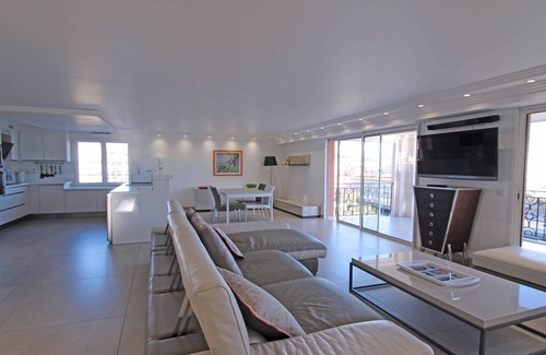 Sainte-Maxime City Centre Apartment | Luxury apartment for 7 people - Sea view - Swimming pool - Air conditioning - WiFi - Sainte.