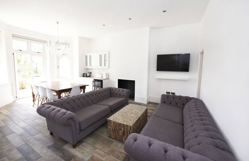 Shanklin Apartment | Luxury Apartment - Heated Outdoor Pool, Sleeps 8
