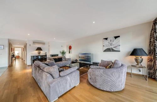 Montreux City Centre Apartment | Luxury Apartment in Montreux with Panoramic Views by GuestLee