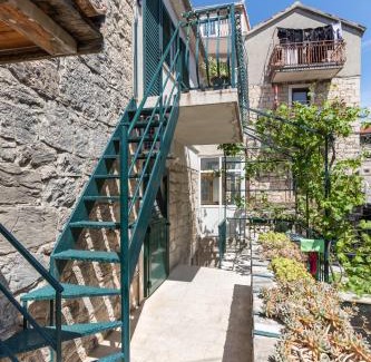 Split House | Luxury apartment Silvana with beautiful garden