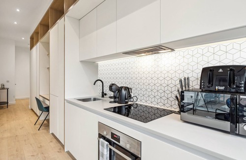 London Borough of Hounslow Apartment | Luxury Apartment with Orbit Cinema, ZoneX Game Room, Gym, Lounge near Station