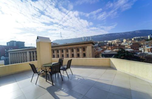 Vera Apartment | Luxury apartment with balcony on avenue Melikishvili, city center