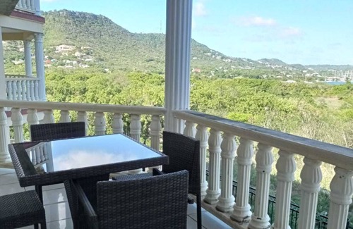 Falmouth Harbour Apartment | Luxury apartment within walking distance to beach
