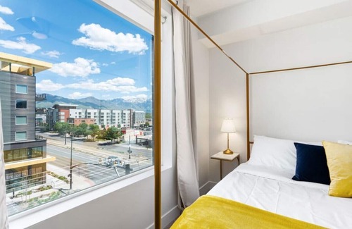 Downtown Salt Lake City Apartment | Luxury Apt. 6th floor- King Bed Gym Prkg Pool NEW